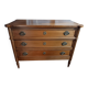 Commode de style Louis XVI ouvrant à trois tiroirs.