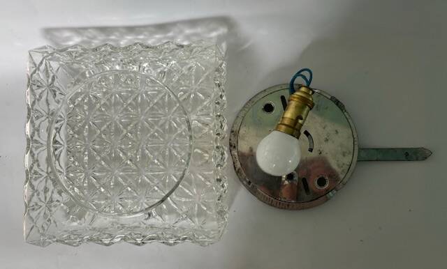 Square porthole ceiling light in chiseled glass from the 60s-70s