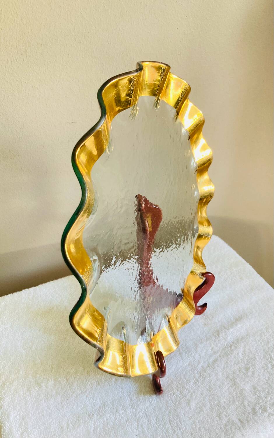 Dish signed Annie Glass 38/31 made in USA wavy edge gilded with 24k fine gold