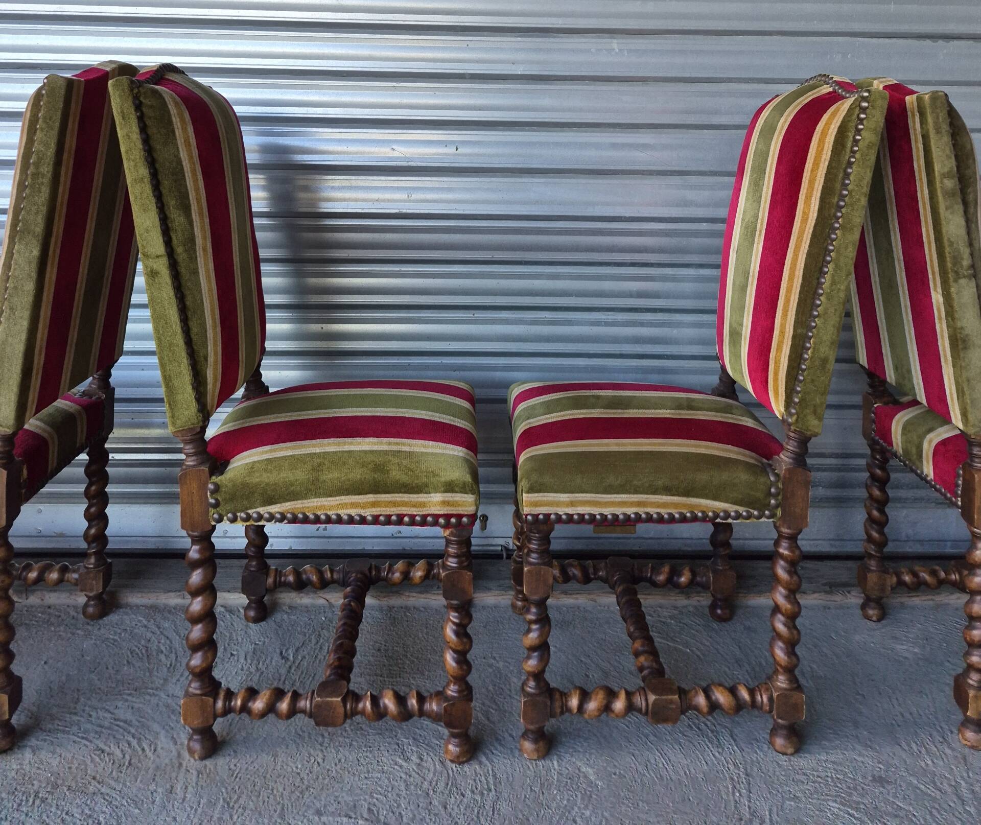 Set of 6 Louis XIII style chairs in turned wood and velvet.