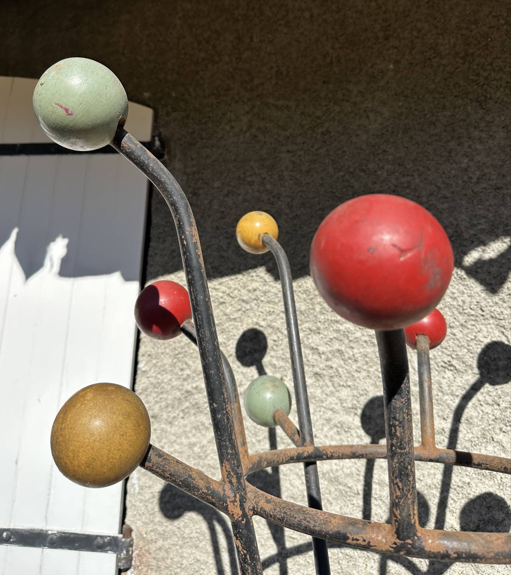 Ancien portemanteau en fer forgé type clé de sol par Roger Féraud