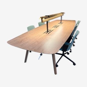 Table True Design modèle Wing avec lampe et 6 chaises