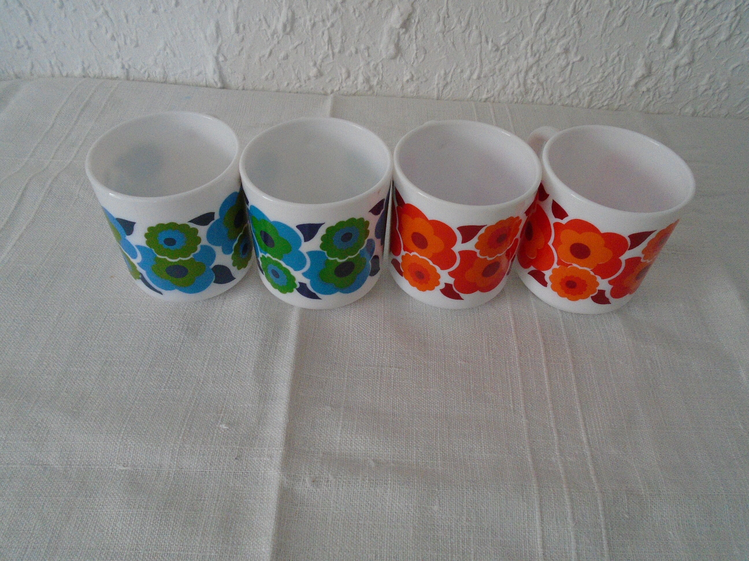 4 mugs lotus flowers red and blue arcopal vintage france