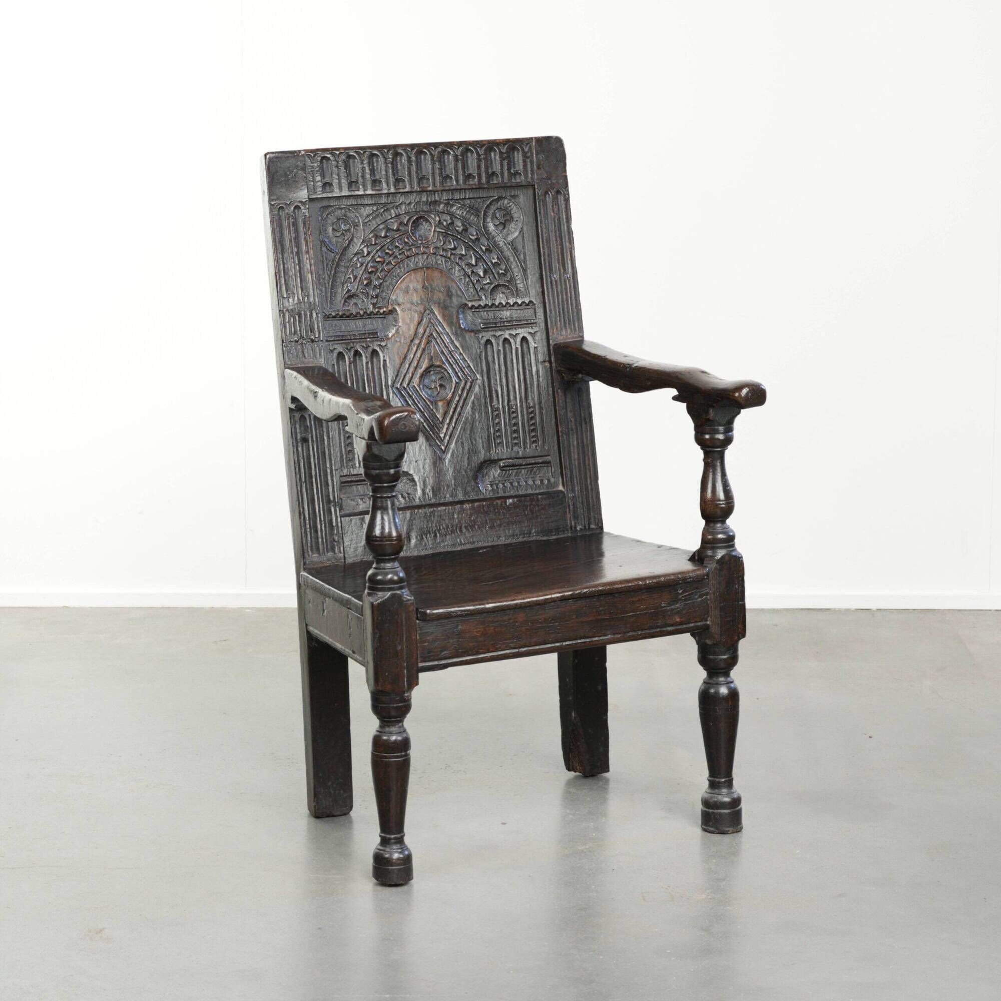 Antique English oak chair / wainscot chair from the 17th century