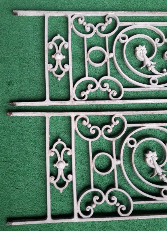 Pair bodyguards 132.5x31cm cast