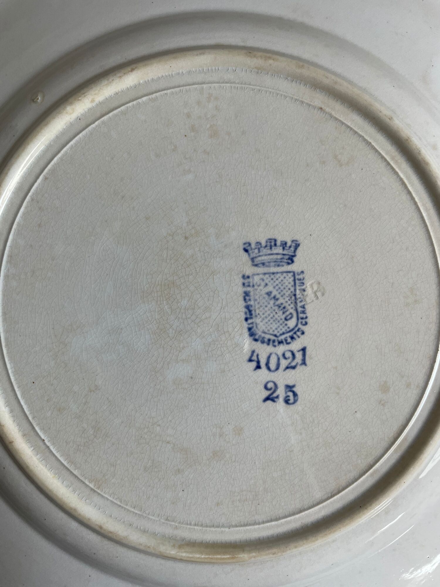 Set of numbered Terre de Fer St Amand plates (4 hollow and a flat plate)