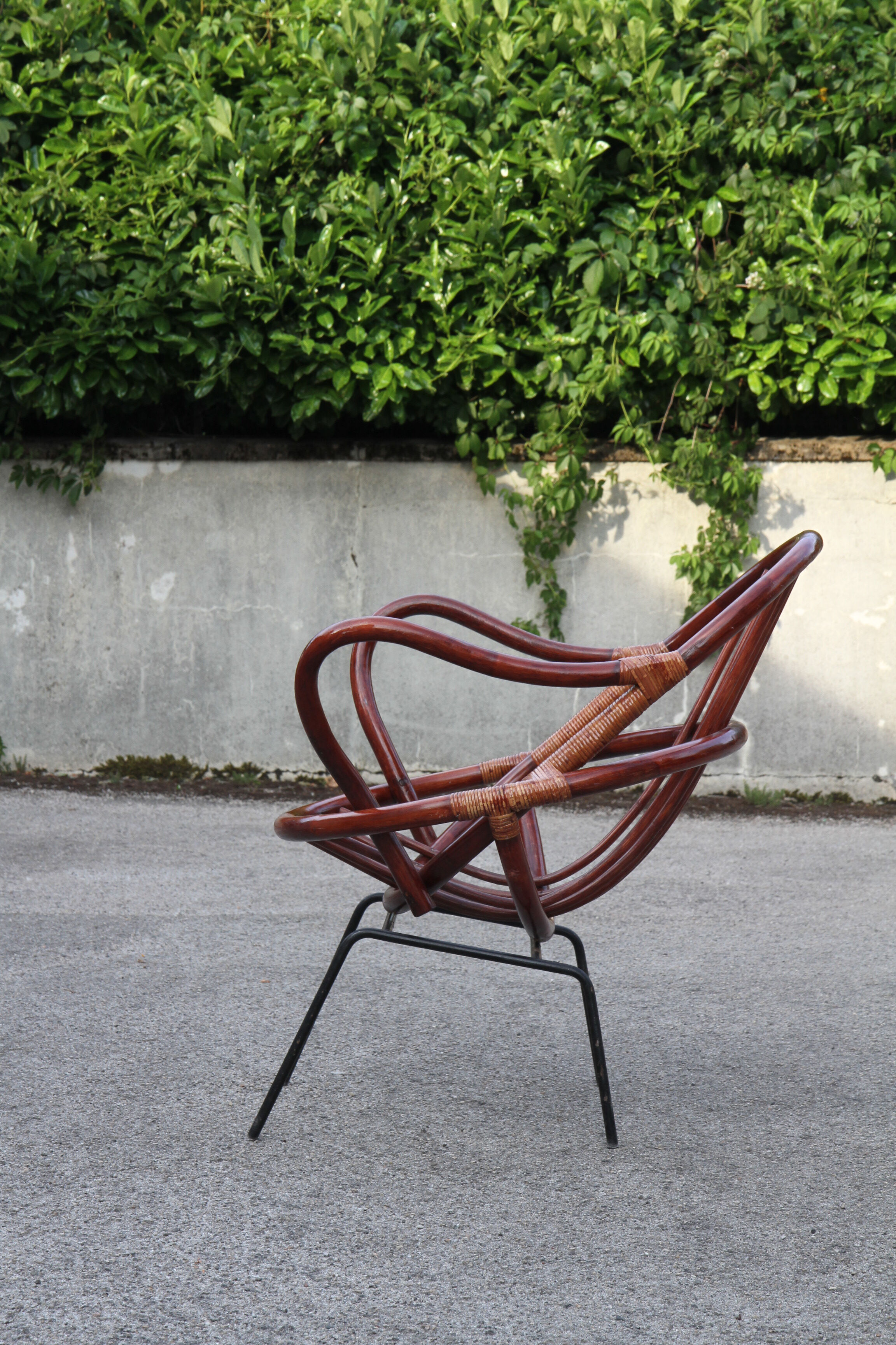 Rattan shell armchair with metal feet