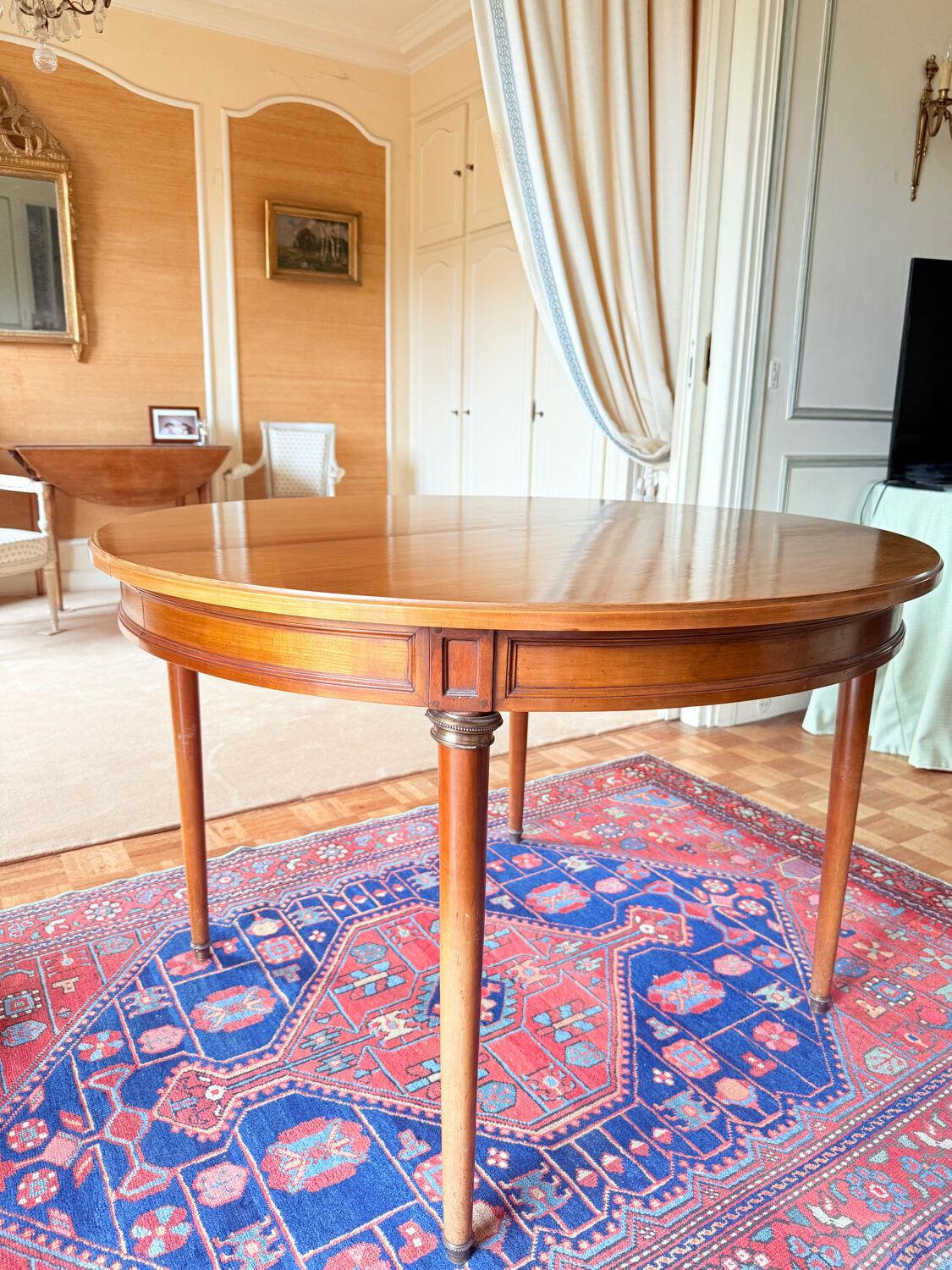 Louis XVI round table in solid wood – extendable to 210 cm – 2 extensions