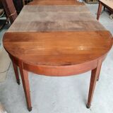 Half moon table with 3 elongations