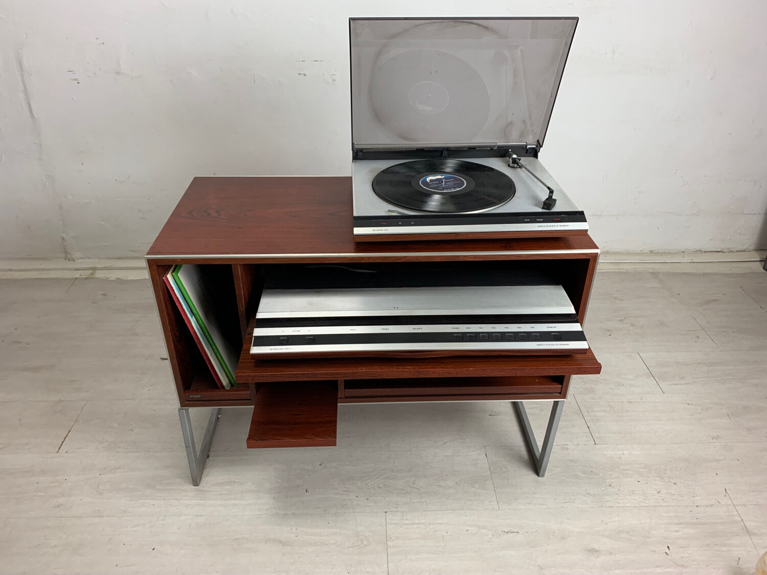 Hi-fi bang and olufsen cabinet