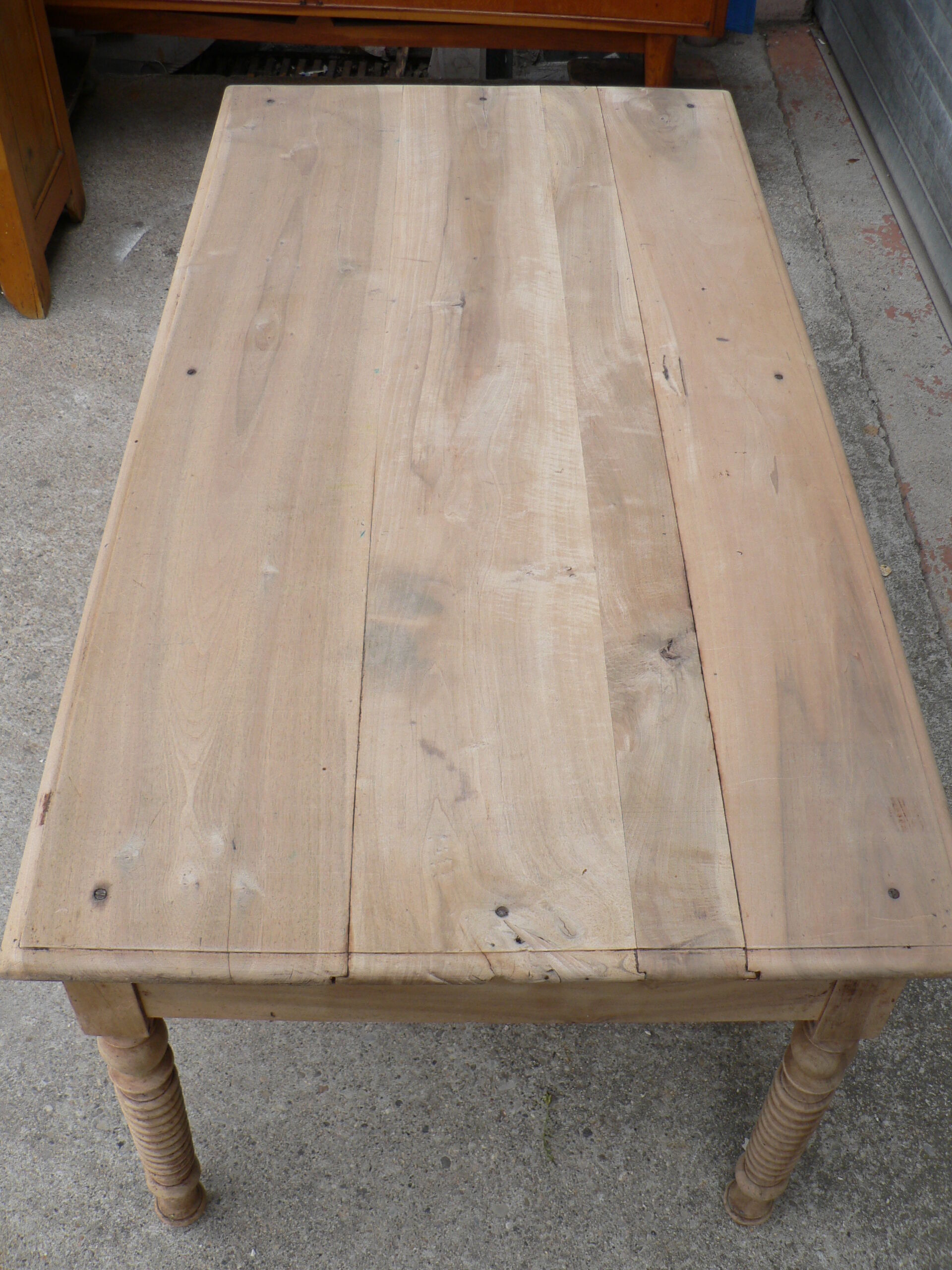 Table de ferme en noyer massif
