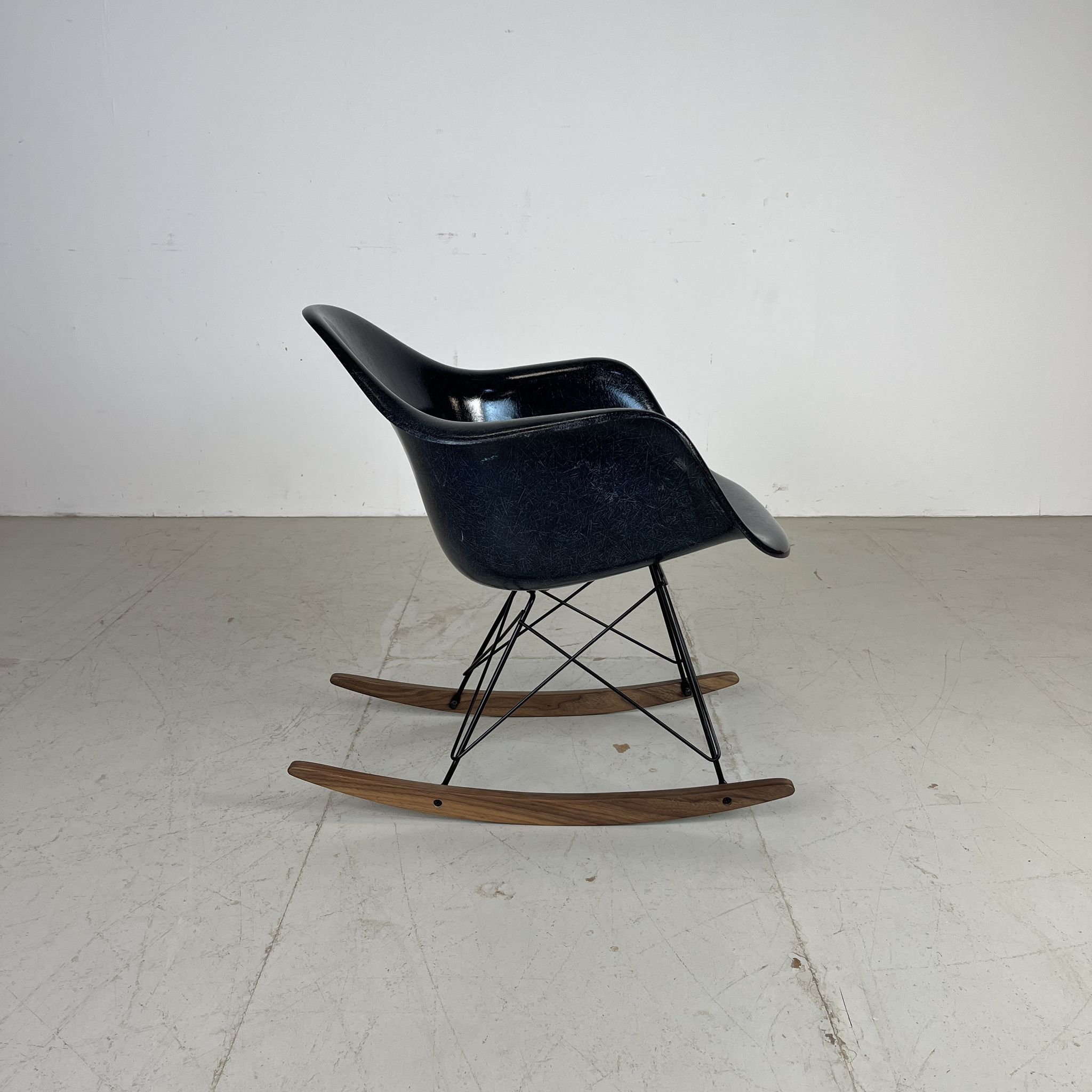 Eames Herman Miller 1950s RAR rocking chair in navy blue