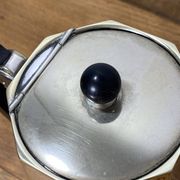 Cafetière en argent massif de style Art Déco français, octogonale, avec poignée en bois ébène, vers 1925-1935.