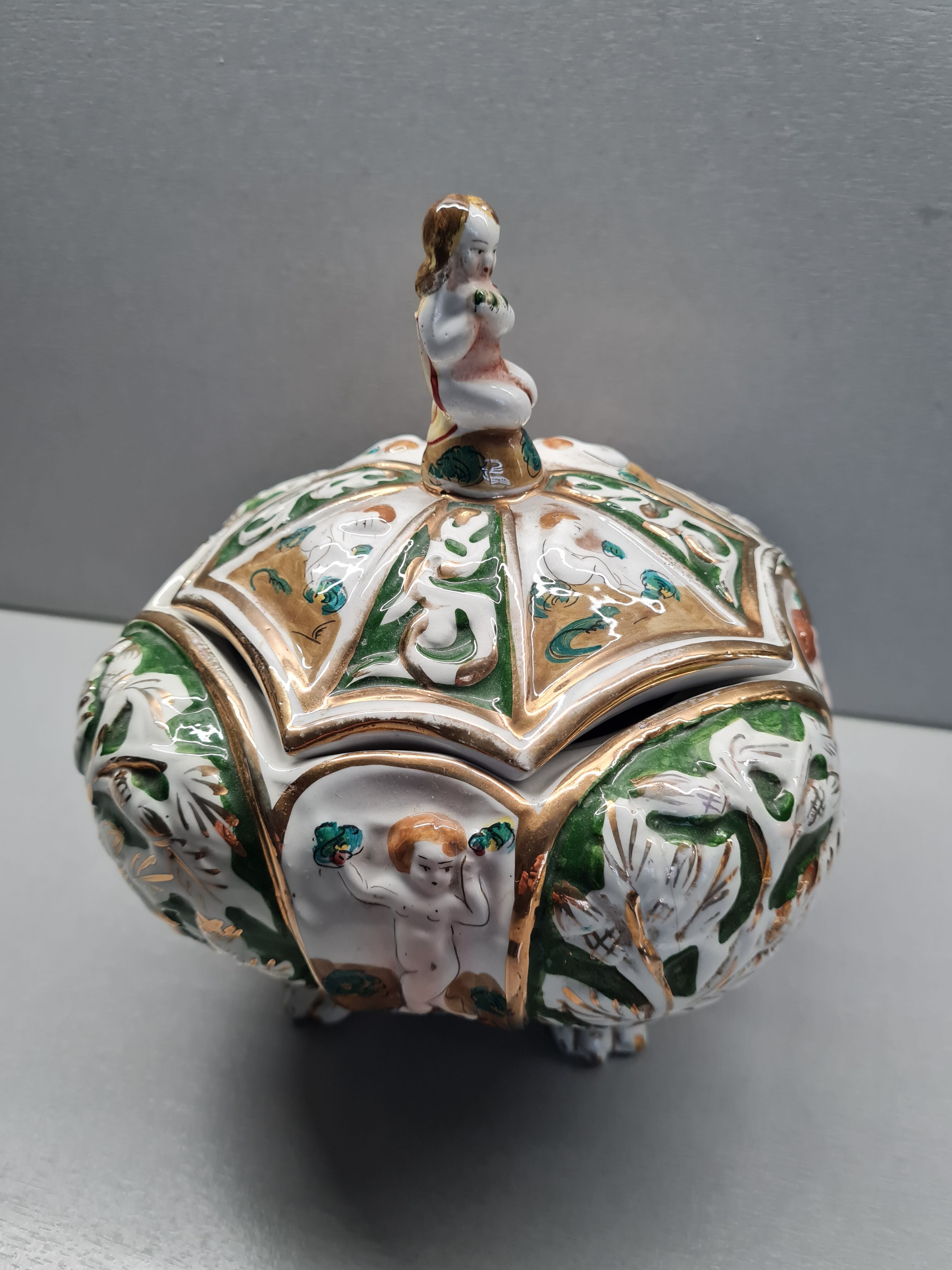 Soupière sur pied de lion en céramique Italienne, style antique capodimonte