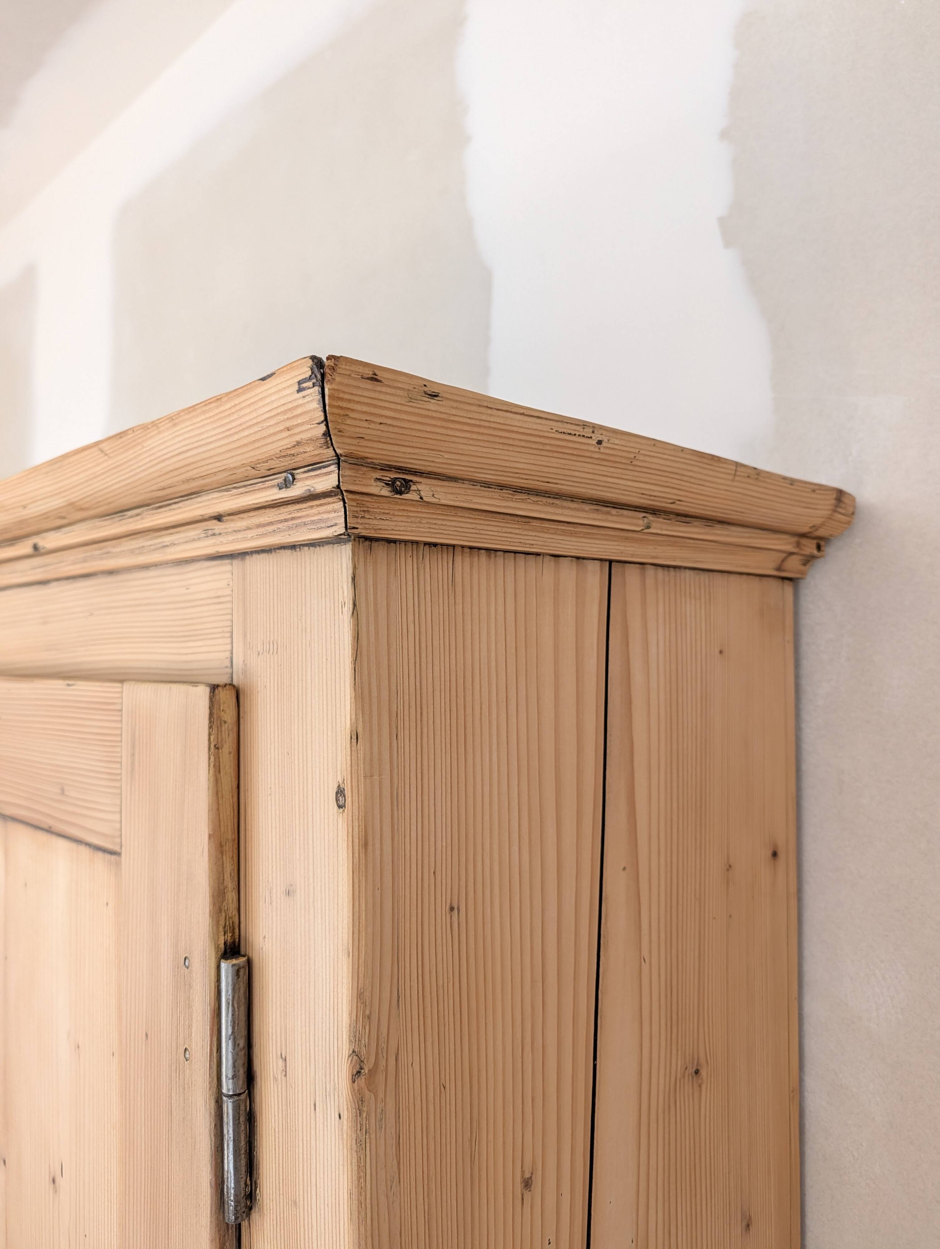 Bonnetière ancienne en pin décapé