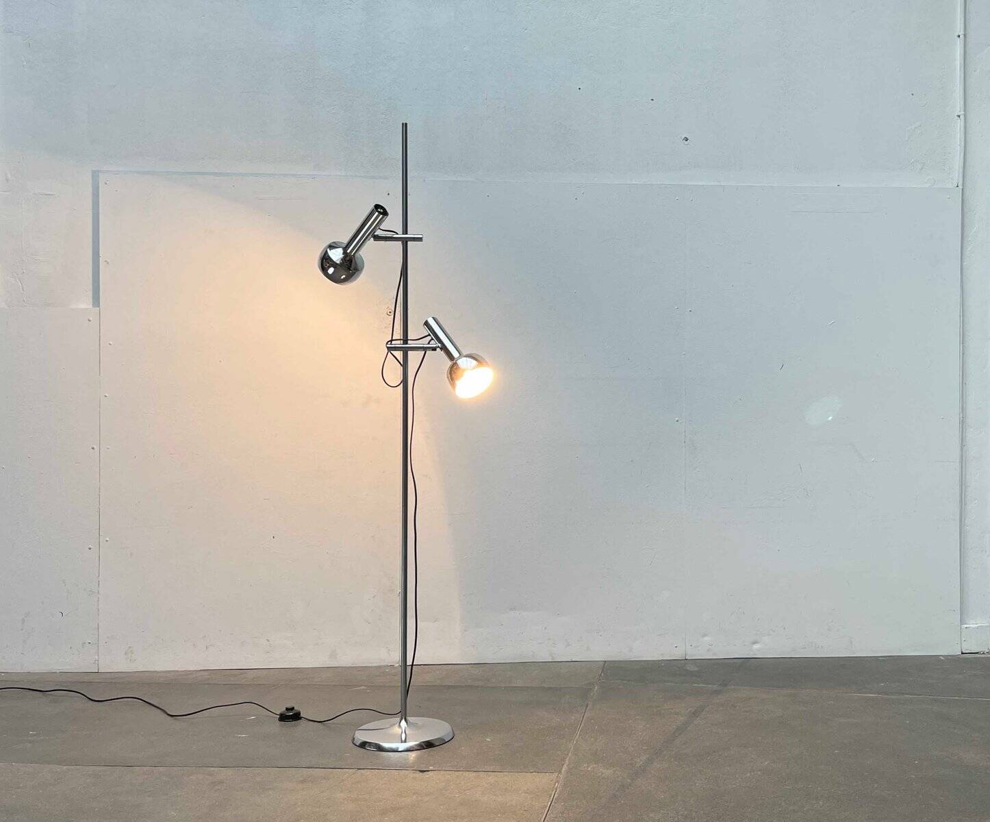 Lampe sur pied minimaliste de l’ère spatiale suisse du milieu du siècle par l'équipe SLZ pour Swisslamps International, années 1960