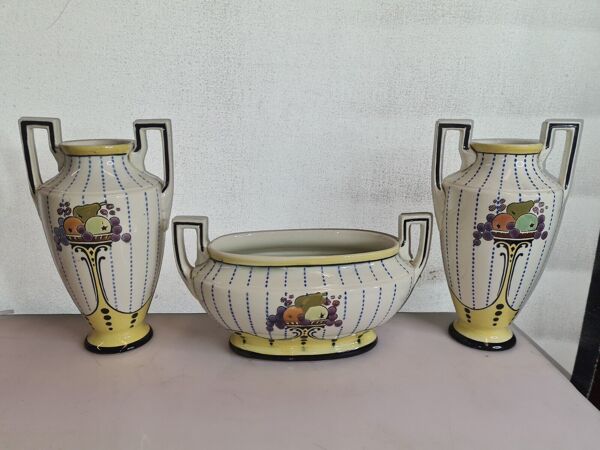 Jardinière avec 2 vases en barbotine style art déco