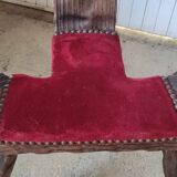 Ancienne chaise brutaliste pieds tripodes en bois sculpté & tissu rouge