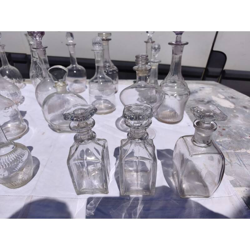 Lot de 20 carafes en verre et cristal