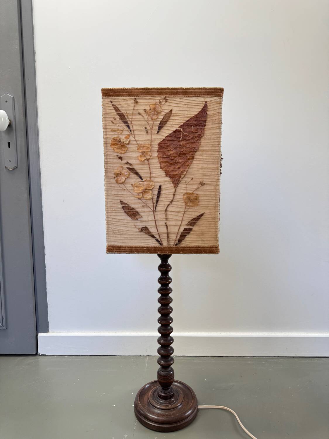 Lampe bois tourné avec abat jour herbier vintage