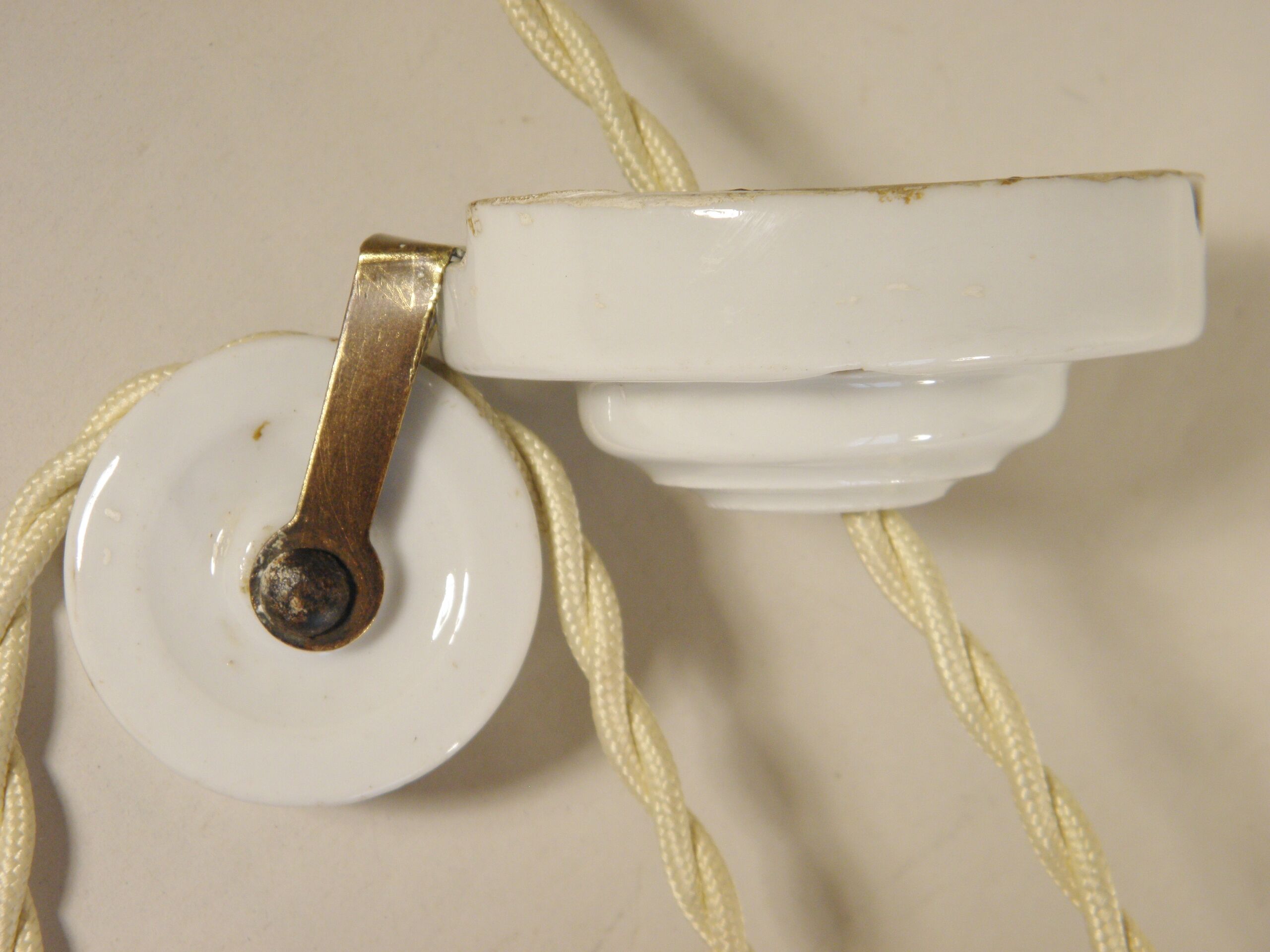 Suspension "rise and fall" in opaline