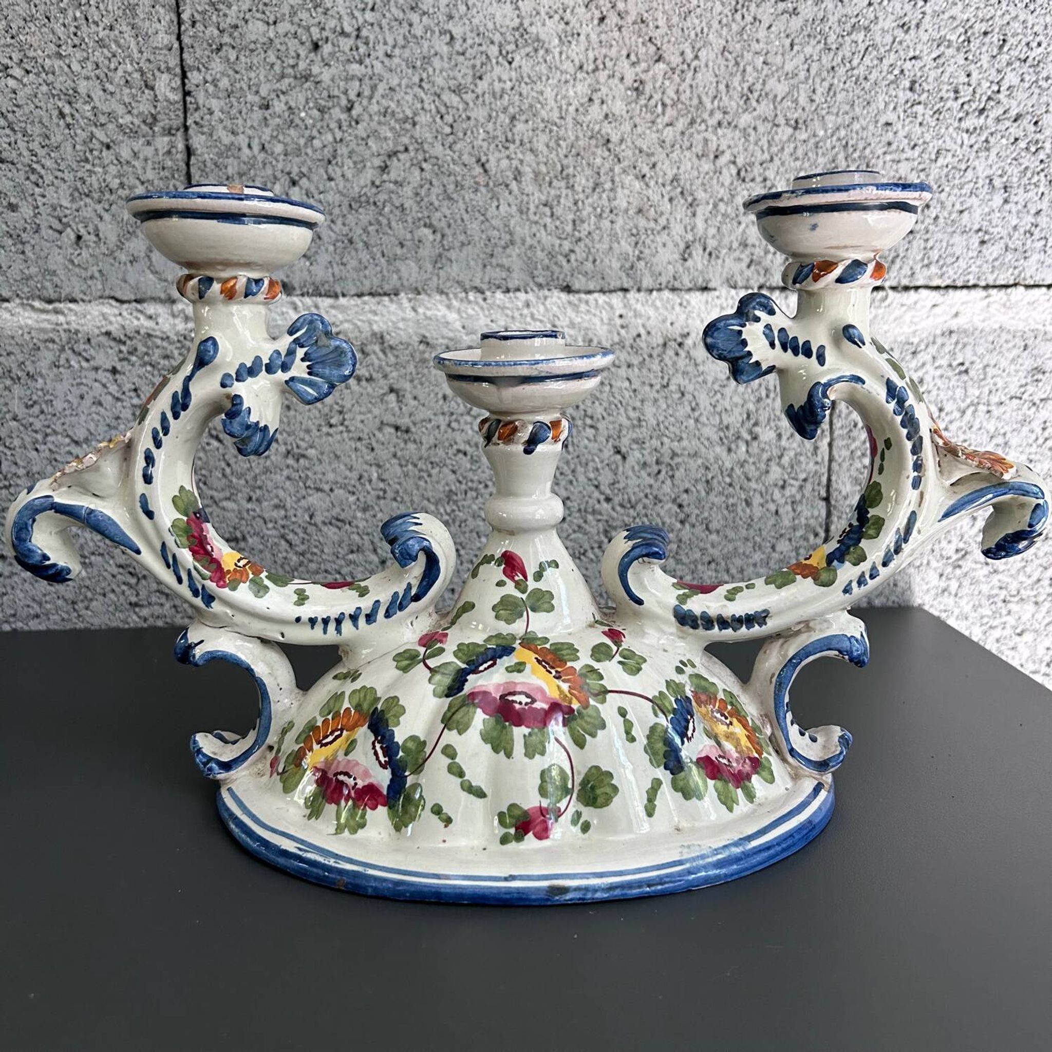 Paire de bougeoirs italiens signés