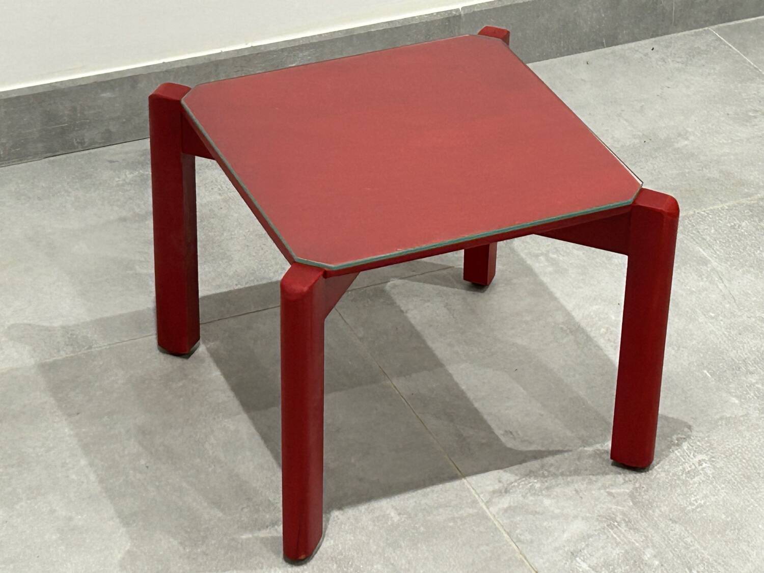 Mini table basse bois rouge et verre