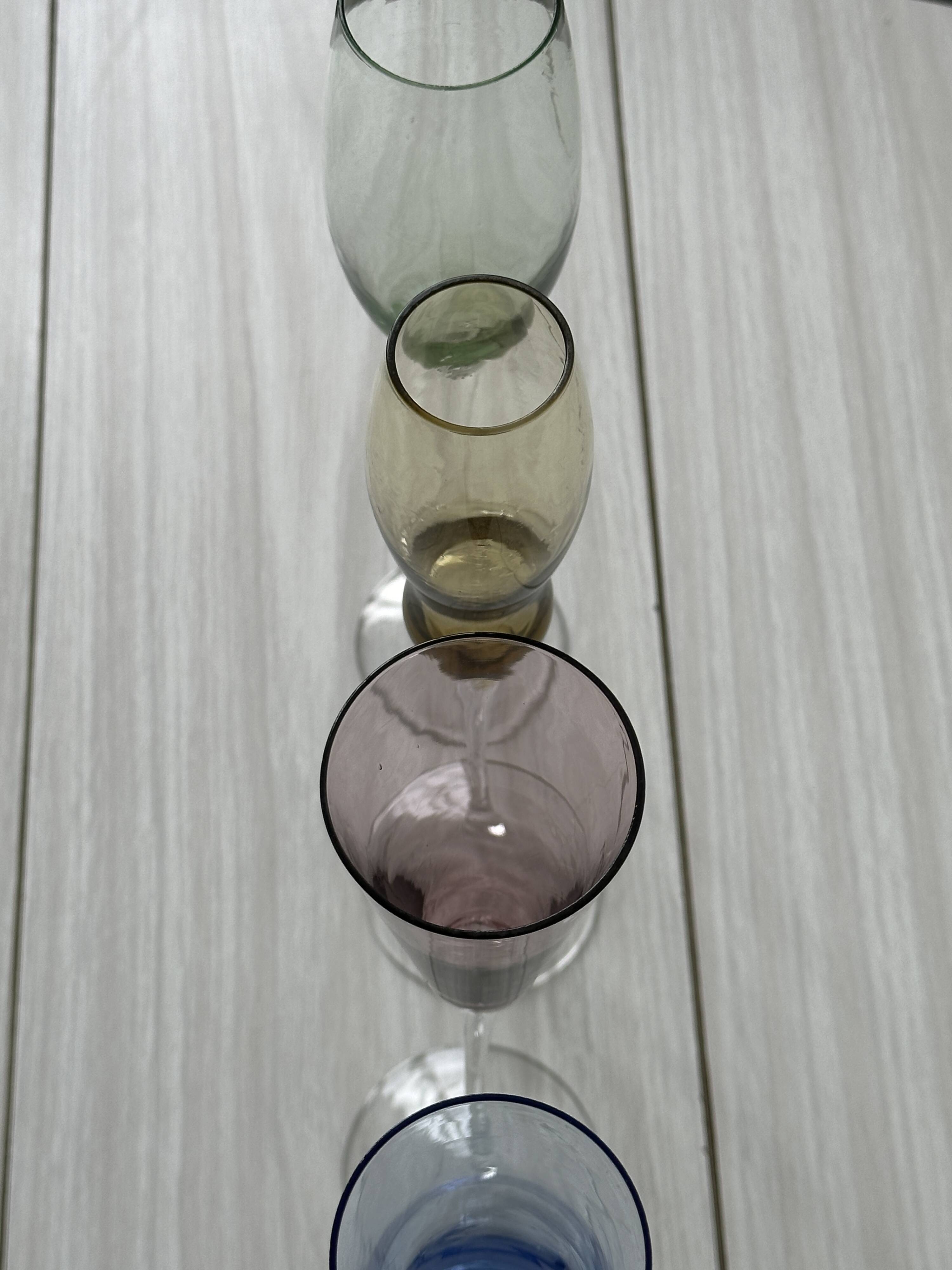4 verres à pied multicolores