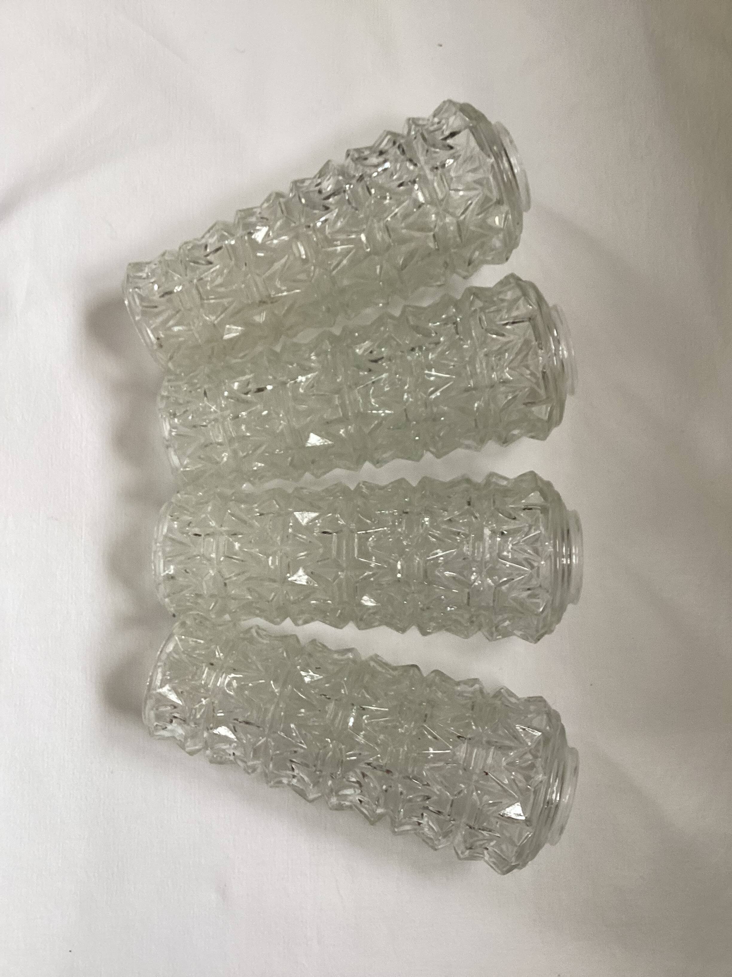 Lot de quatre tulipes en verre pressé vintage dimension : hauteur -20cm- diamètre -5,5cm-
