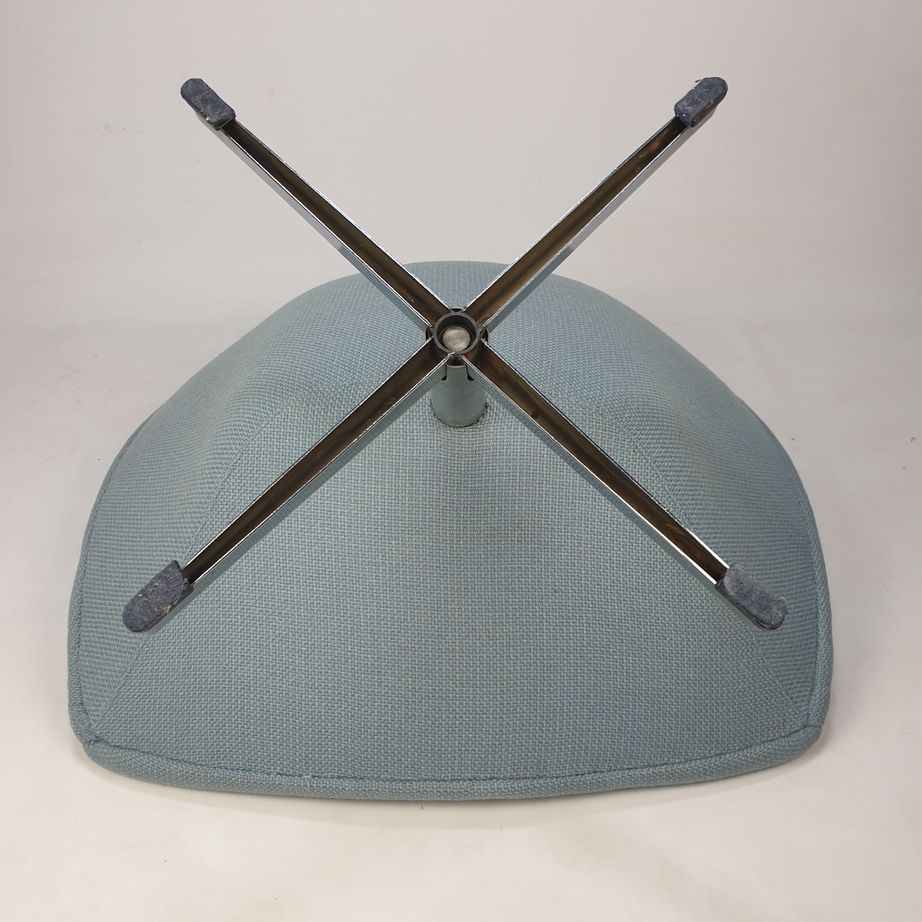 Oyster chair with cross base by Pierre Paulin for Artifort, 1965