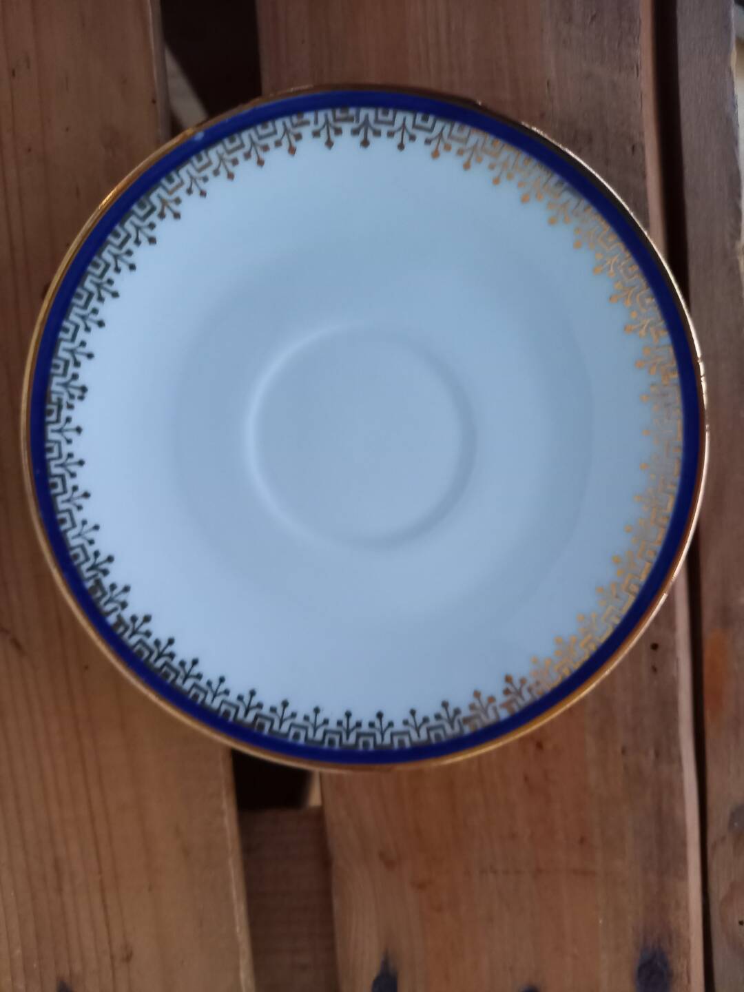 Coffee pot, sugar pot, 1 cup and saucer.