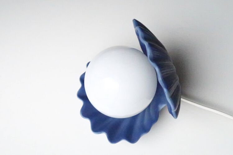 Lampe coquillage bleue en céramique et sa perle en verre, années 80