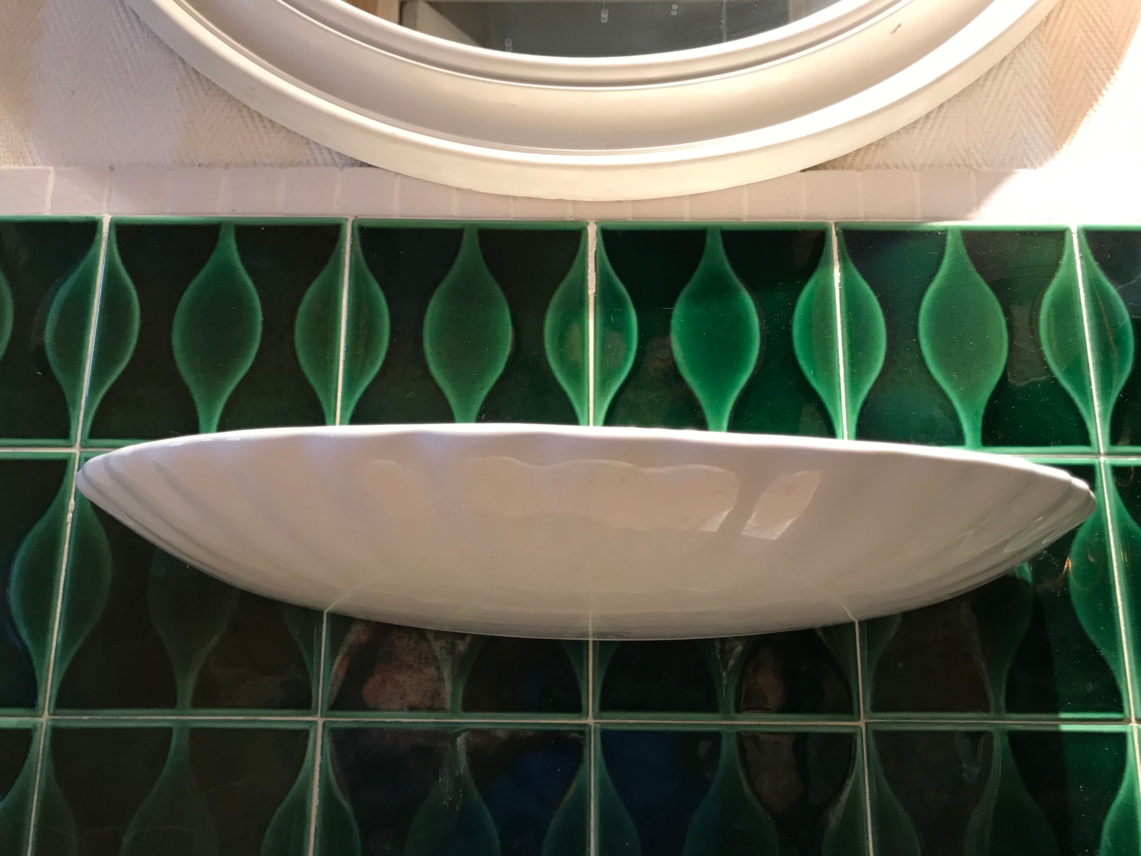 VINTAGE SHELL WASHBASIN SET PORCELAIN OF PARIS SHELVES BASIN AND TOWEL RACK