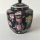 Théière chinoise vintage décor floral polychrome fond noir