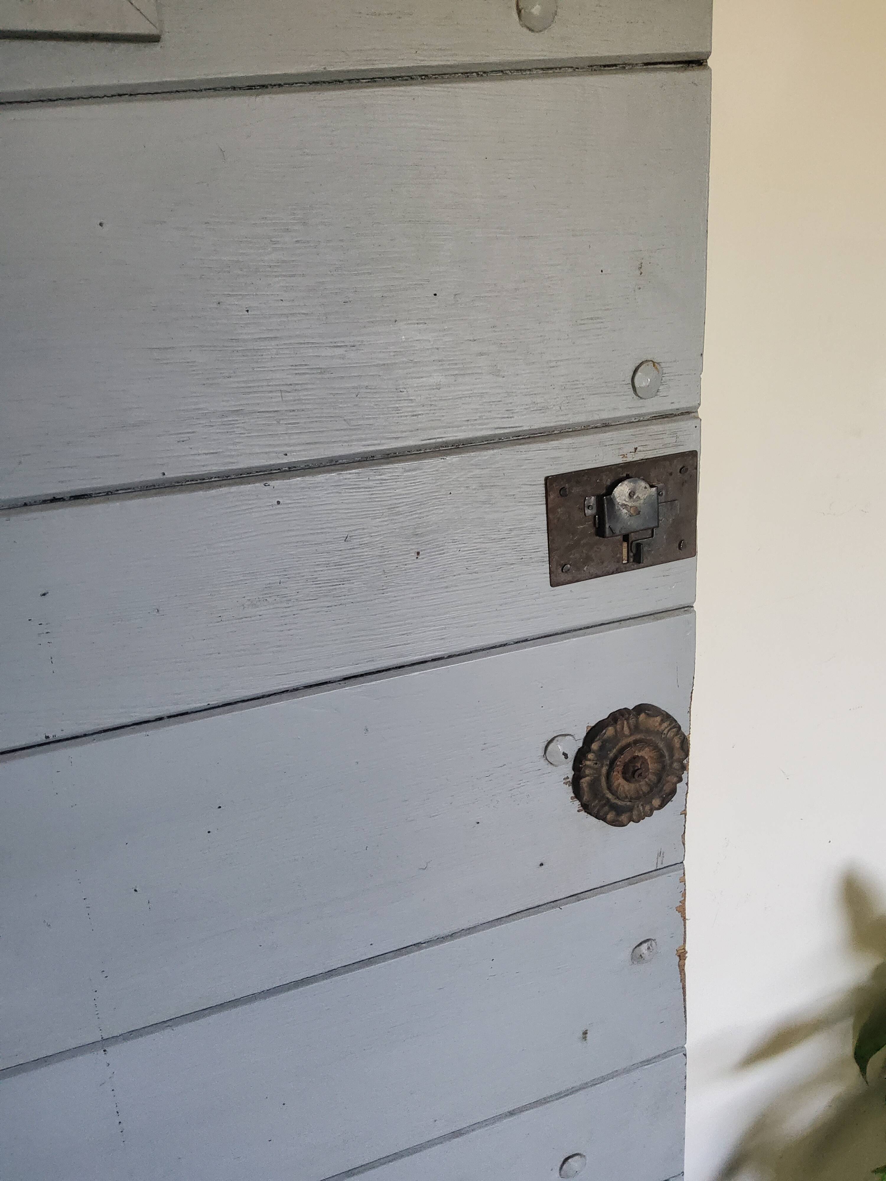Old Provençal entrance door