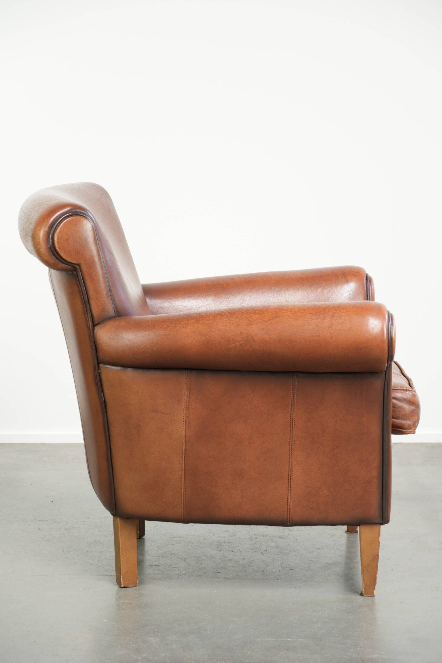 Timeless armchair made of sheepskin leather with a English look