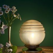 Lampe à poser globe vintage en verre jaune et or