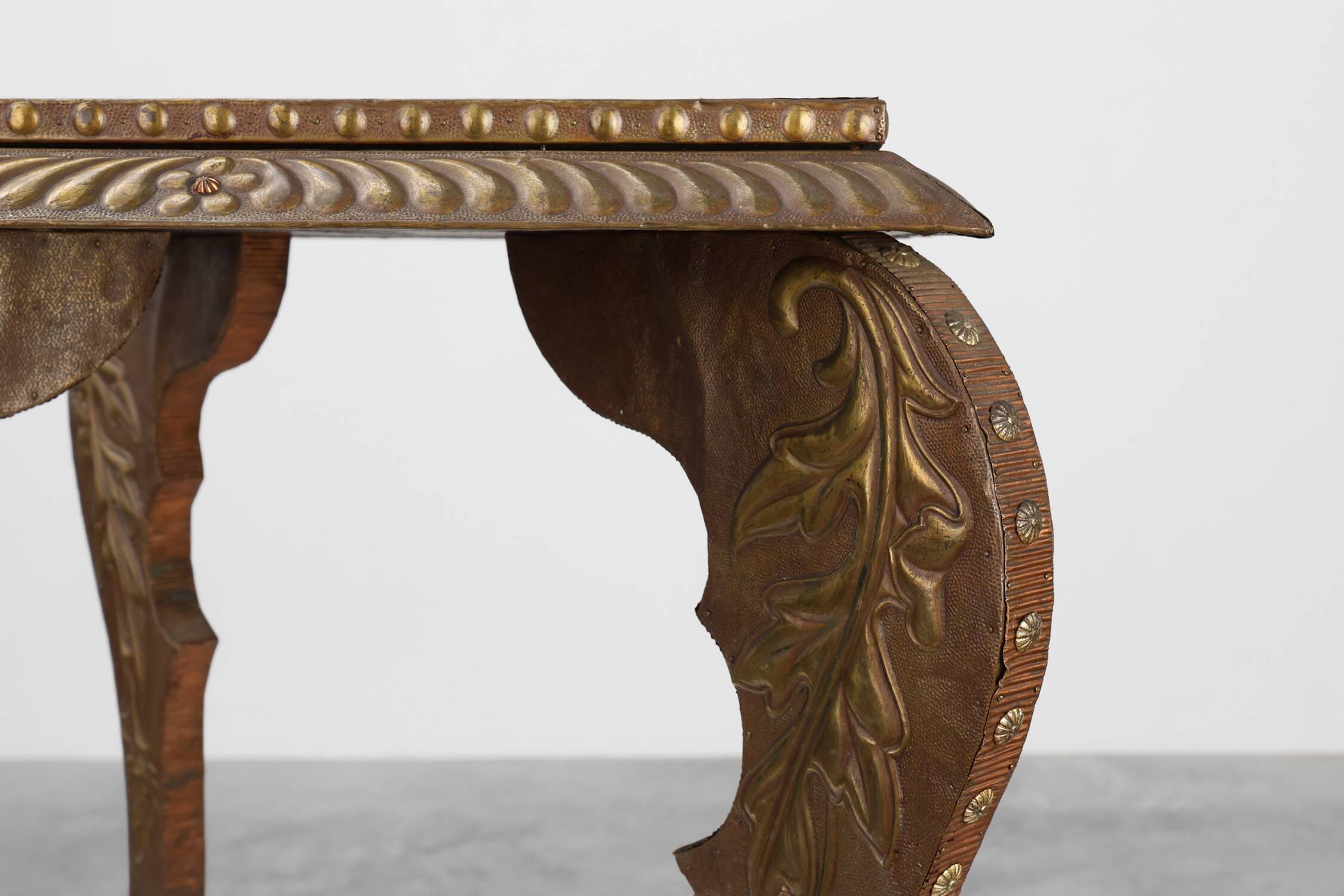 Table d'appoint Arts & Crafts en chêne et cuivre, Royaume-Uni vers 1910
