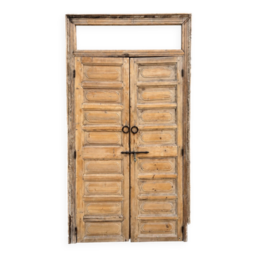 paire de portes anciennes à double vantail avec imposte et huisseries sculp