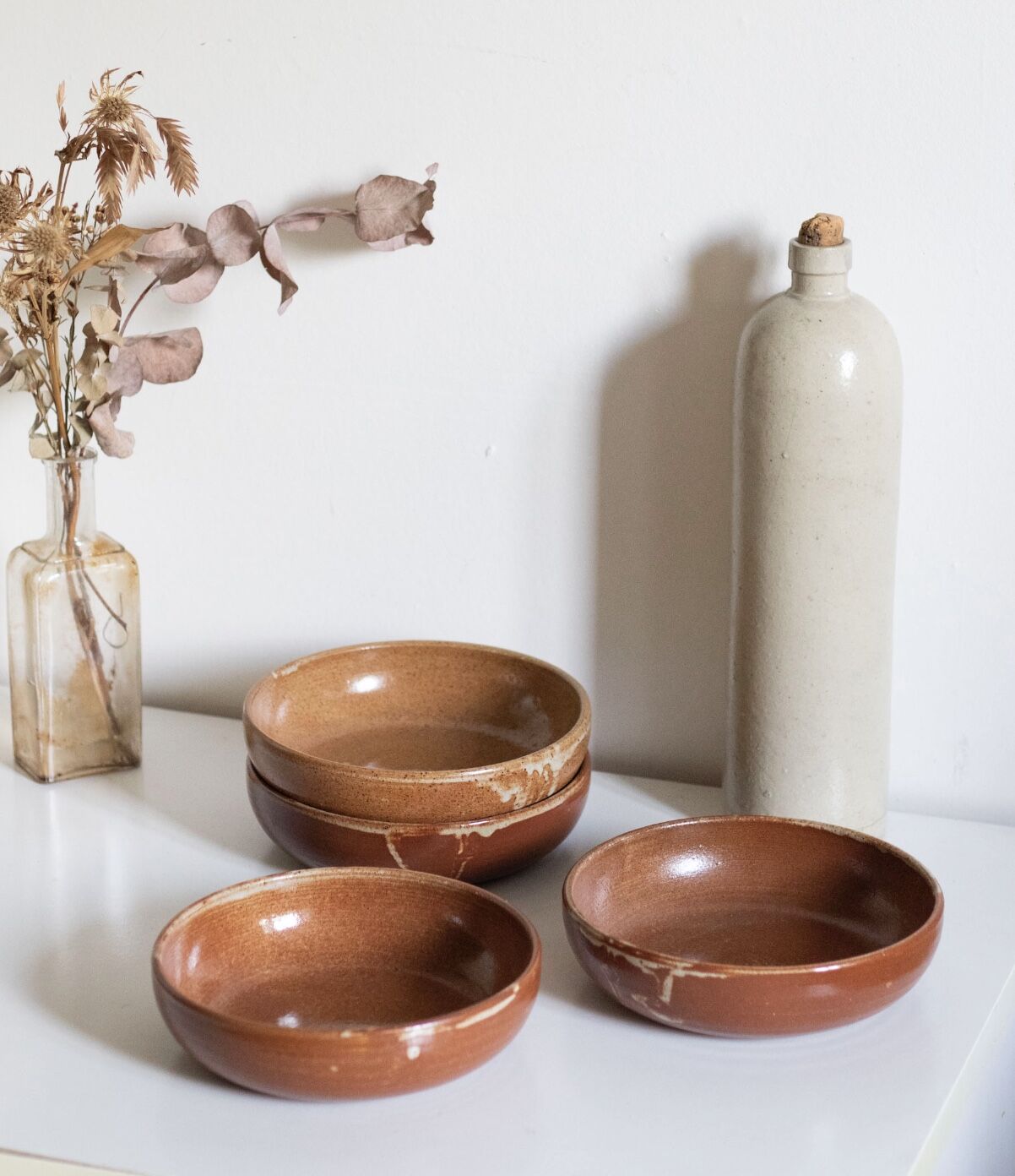 Set of 4 plates in sandstone of Saint Amand signed