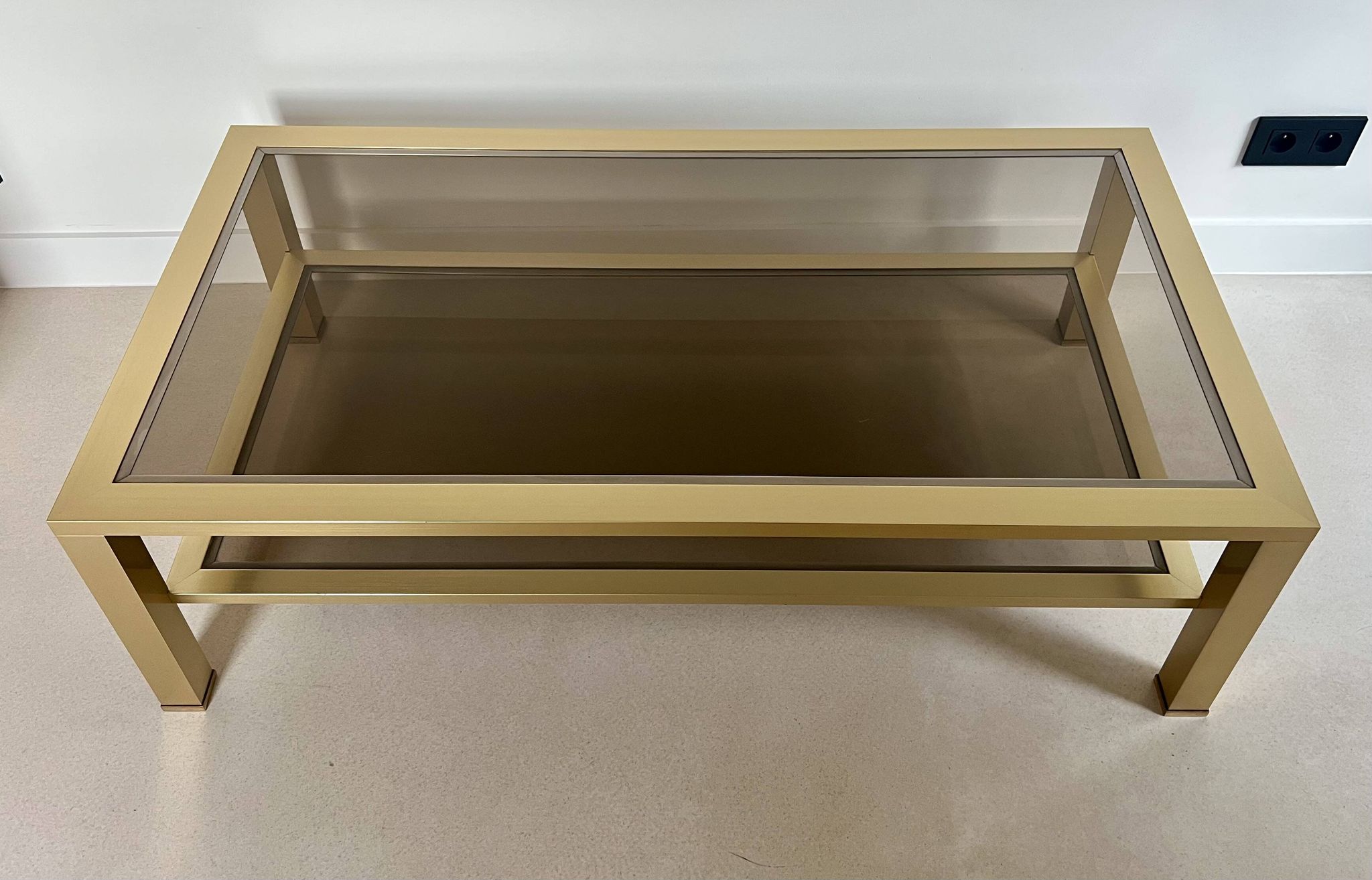Table basse grand modèle en métal doré, France années 70