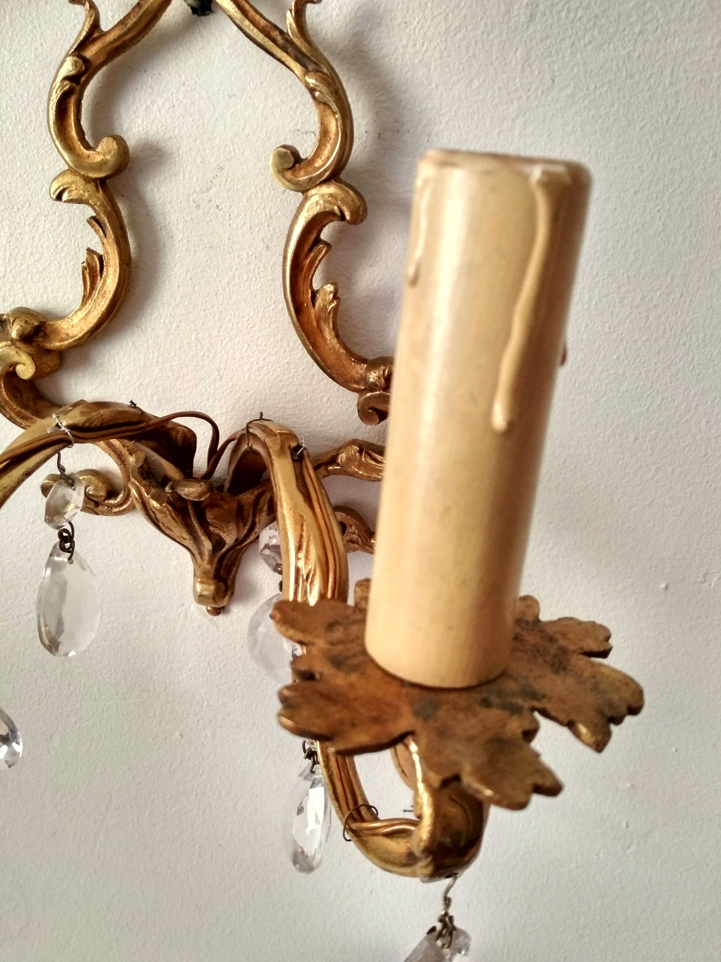 Rococo-style wall lamp in gilded bronze and crystal stamps