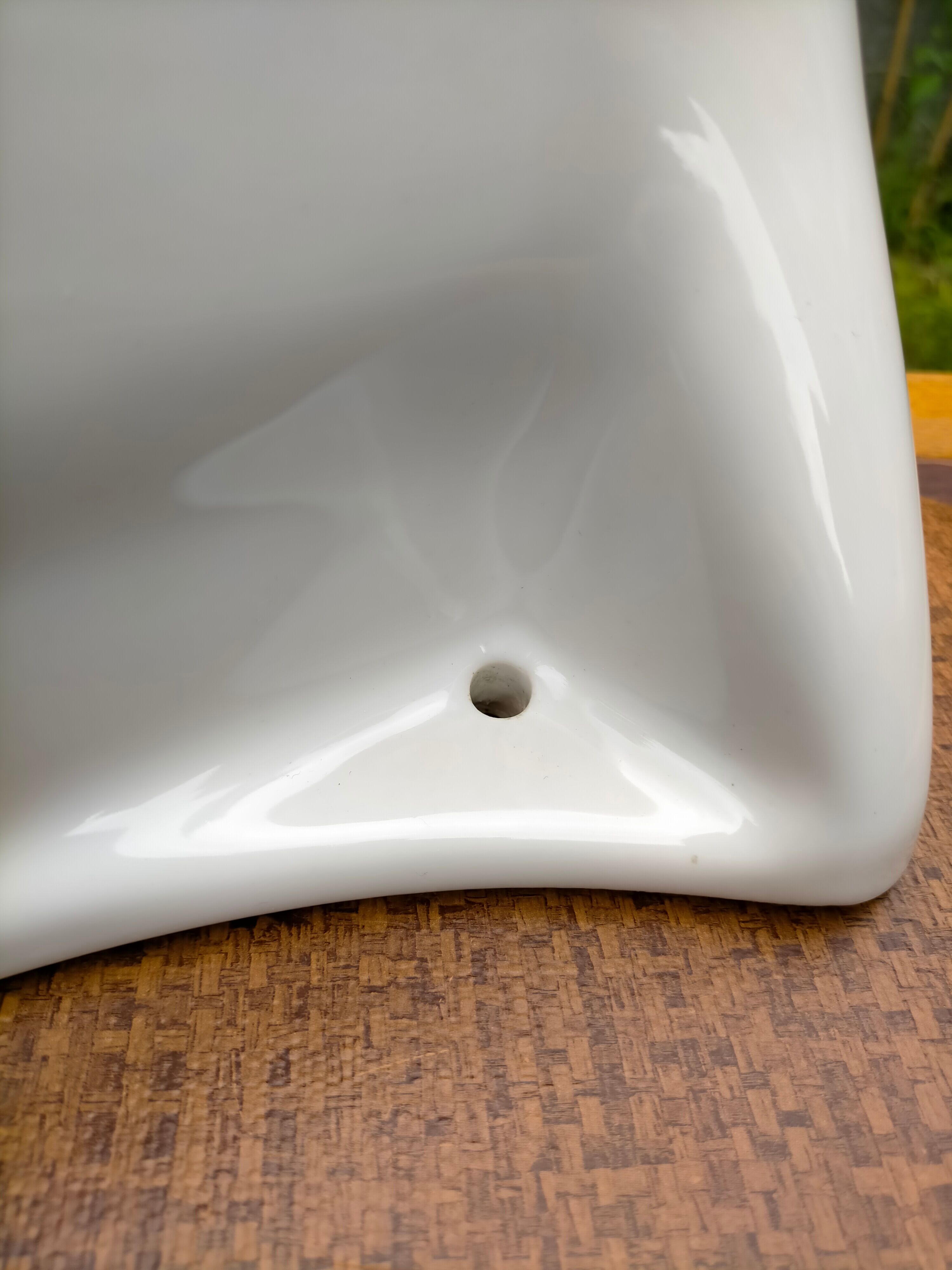 Bathroom shelf of the 30s in porcelain