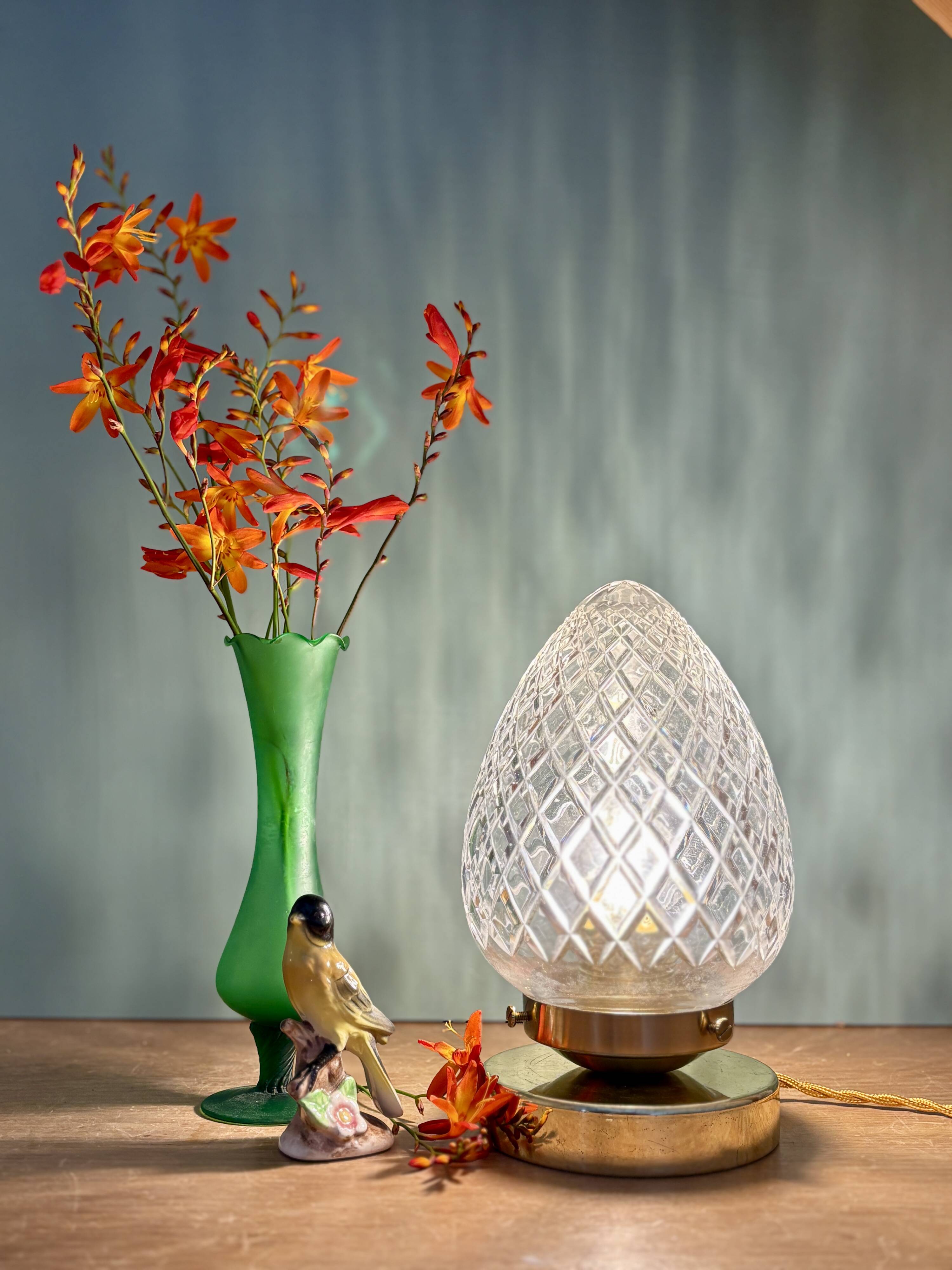 Lampe à poser globe vintage en verre ciselé