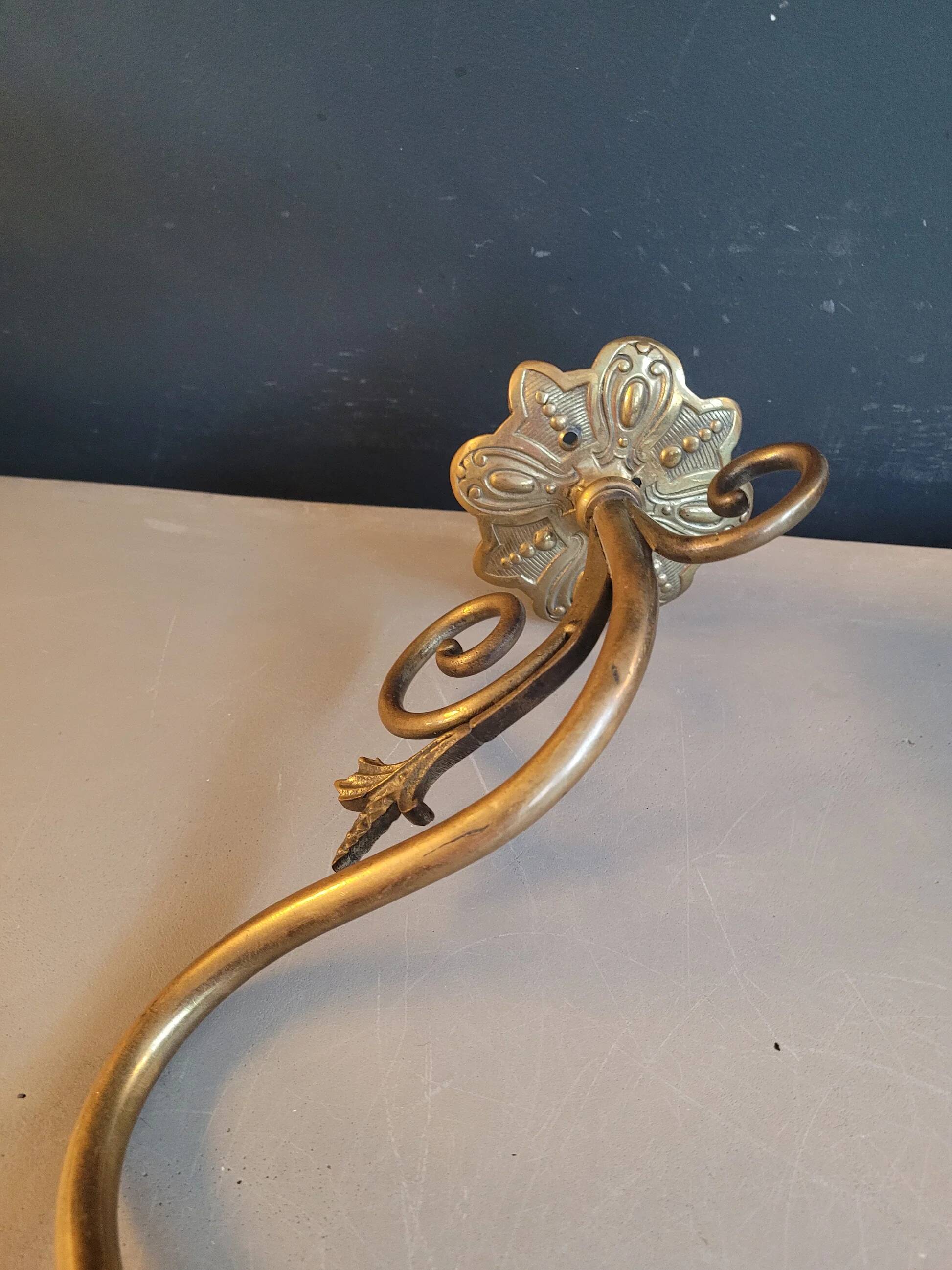 Tulip wall light in brass and red glass