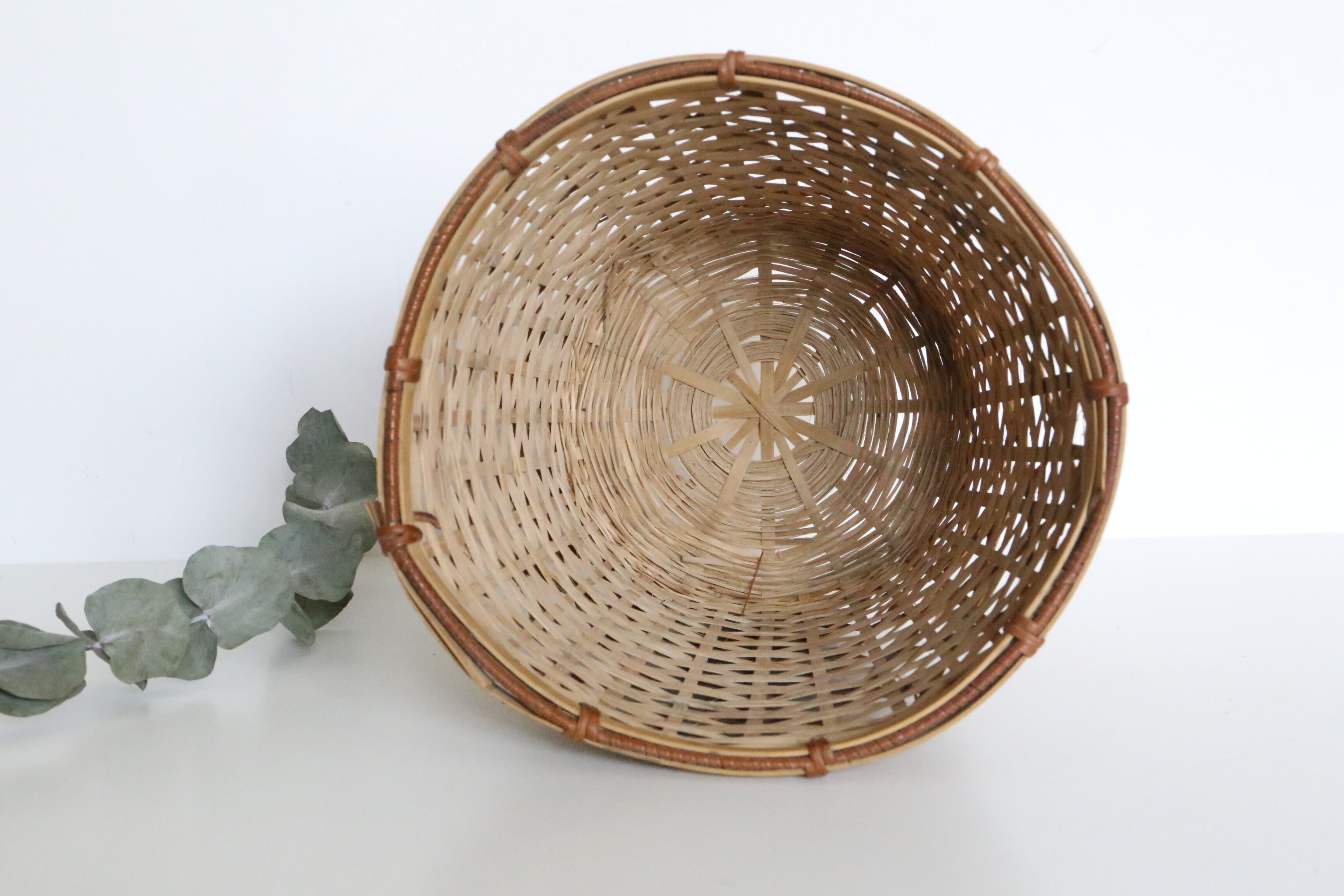 Cache-pot en osier, vintage français