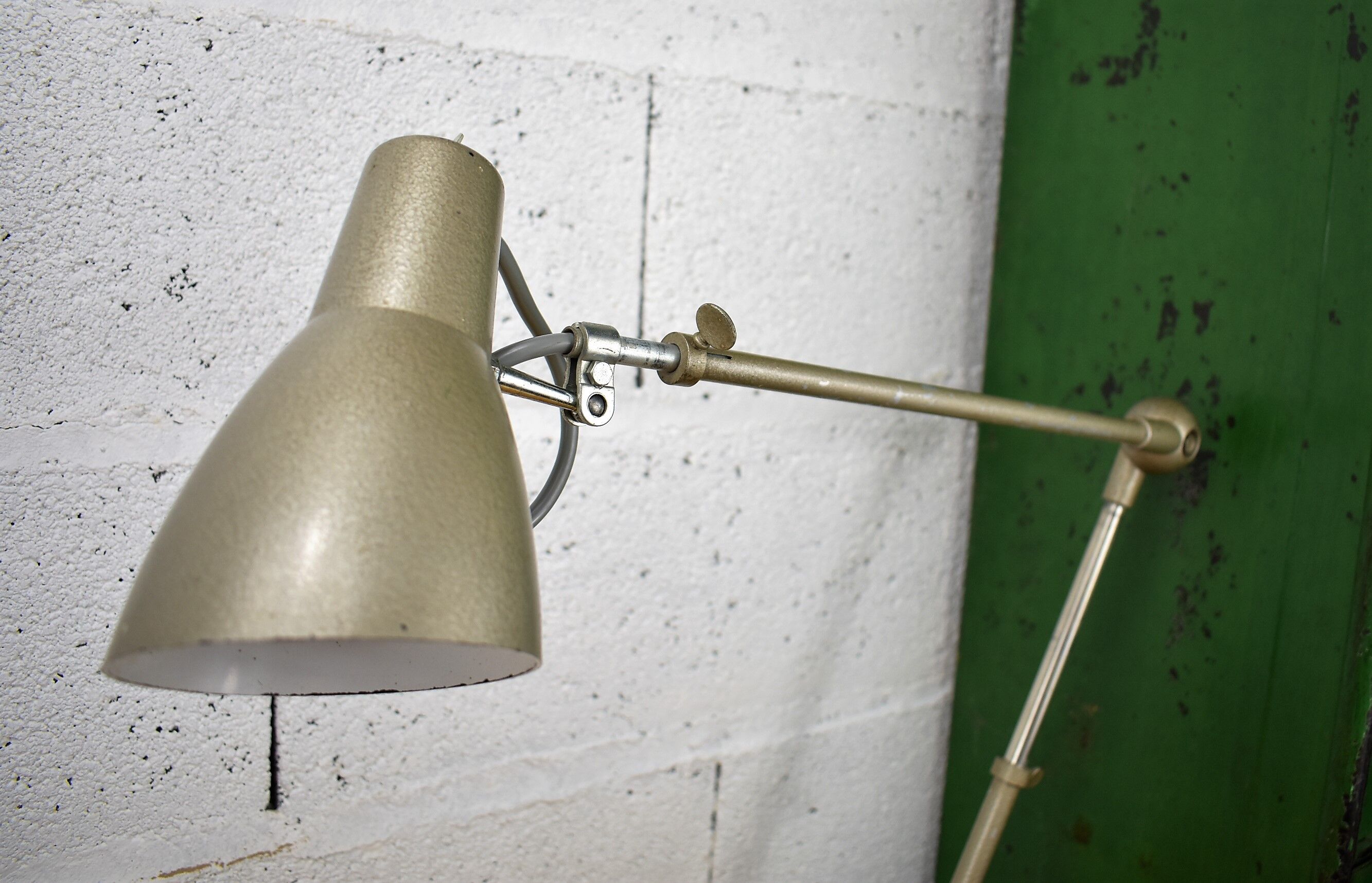 Lumina vintage industrial lamp.