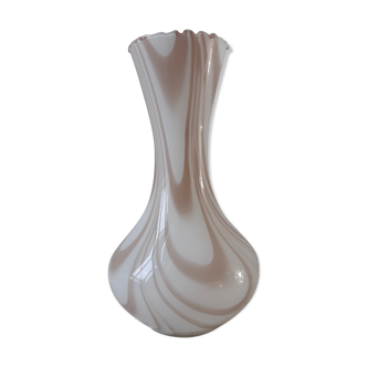 Vase en opaline dentelé et marbré années 30