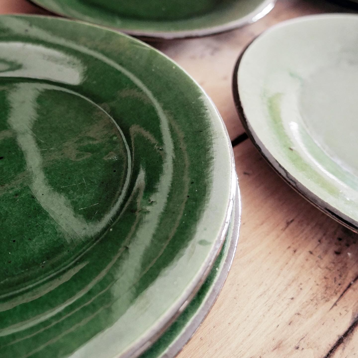 Lot 8 stoneware dessert plates