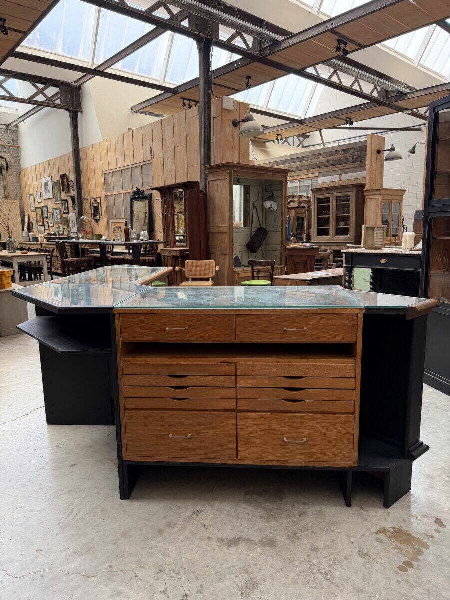 Ancien comptoir vitrine d’angle de maroquinier